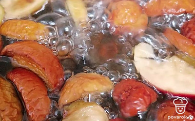 Доведите компот до кипения. Поварите минуты 2-3. Выключите огонь, закройте крышкой и дайте настояться минут 30.