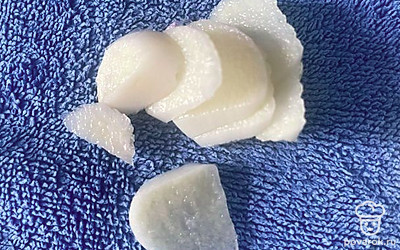 Нарежьте чеснок слайсами.