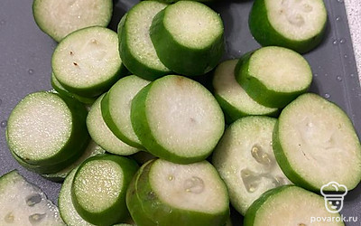 Плоды моем, отрезаем хвостики.