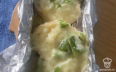 Запекайте в духовке 10 минут при высокой температуре.