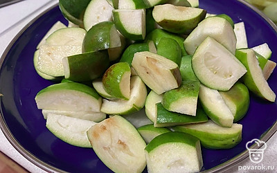 Фейхоа мелко нарезаем на кусочки.