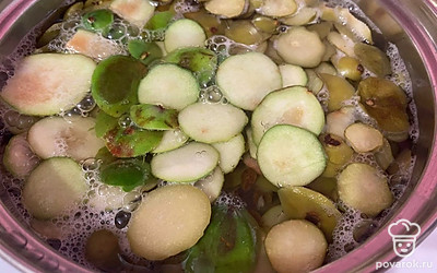 В кастрюле кипятим воду. Добавляем ягоды.