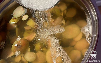 Досыпаем сахар. Варим после закипания компота 5 минут.