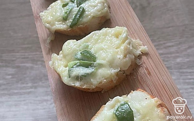 Украсьте закуску петрушкой.