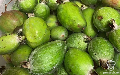 Ягоды промываем, обрезаем кончики.