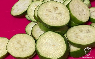 Нарезаем на кружочки.