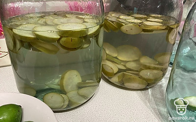 Раскладываем ягоду в банки на 1/3 банки, оставляем банки на 1 час до остывания. Заливаем кипятком.