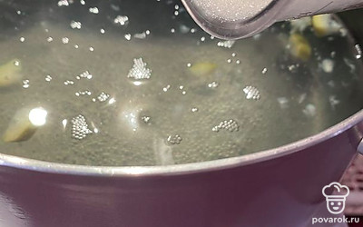 Сливаем воду в кастрюлю, кипятим, добавляем сахар.