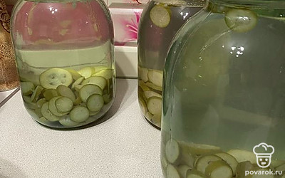 Заливаем и закатываем банки.