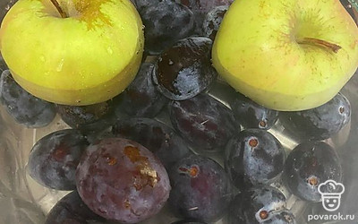 Хорошо моем в холодной воде фрукты. Воду наливаем в кастрюлю, ставим на плиту.