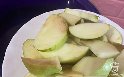 Яблоки нарезаем кусочками. Выкладываем в кастрюлю яблоки.