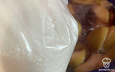 В кипящую воду высыпаем сахар. Варим 5 минут.