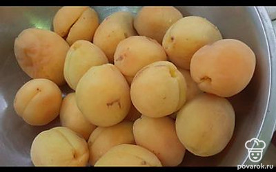 Абрикосы перебираем.