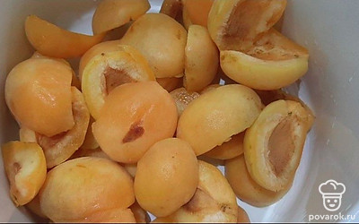 Очищаем фрукты от косточек.