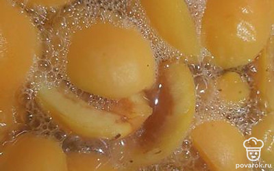 Выкладываем все в кастрюлю и заливаем холодной водой. 