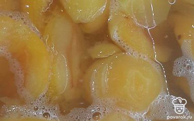 После того, как компот закипит, добавляем сахар и варим еще минут 5.