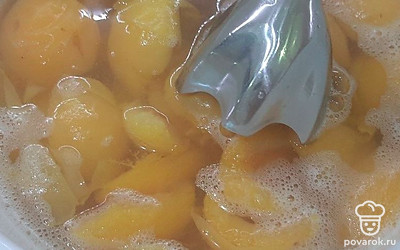 Затем в этой же кастрюле аккуратно пробиваем плоды блендером. 