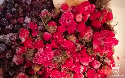 Ягоды всыпать в чашу, яблоко порезать и удалить семена. 