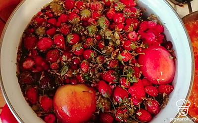 Залить холодной водой, тщательно промыть, удалить веточки и мусор. 