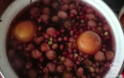 Переложить в кастрюлю, где будет вариться компот, залить холодной водой и дождаться кипения. Когда закипит, добавить сахар и лимонную кислоту. Закрыть крышкой, дать прокипеть 10 минут и выключить. Остужать под закрытой крышкой. 