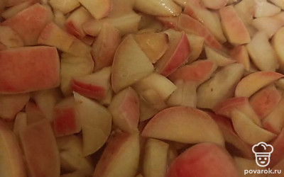 В воду добавить сахар и яблоки варить 6 минут. Готово!