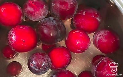 Ягоды залить водой и поставить варится.