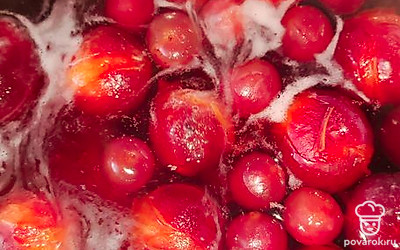 По стечению 30 минут, компот выключаем, накрываем крышкой и оставляем настраиваться не менее 2 часов. После того как компот настоиться процеживаем его от ягод и добавляем сахар по вкусу.