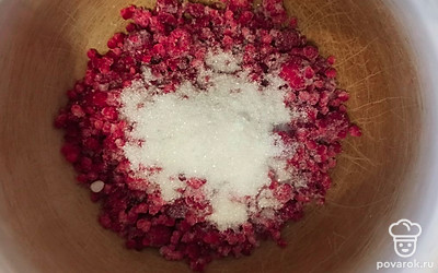 Засыпаем малину сахаром.