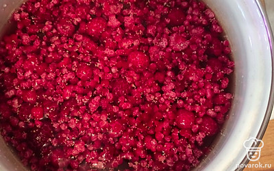 Заливаем малину водой и ставим на средний огонь. Доводим до кипения. 