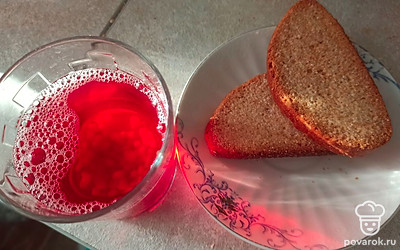 Подаем компот с сухариками. 