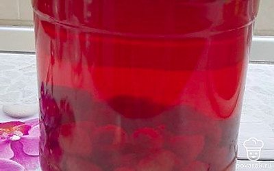 Разлейте сахарный сироп по банкам и закрутите крышкой. 