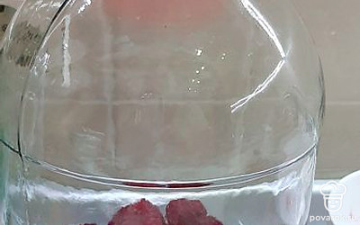 Разложите малину по банкам.