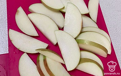 Яблоки моем, нарезаем дольками.