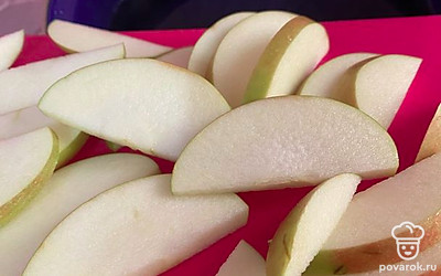 Выкладываем яблоки в кастрюлю с горячей водой.