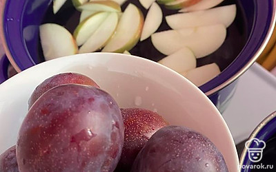 Добавляем хорошо промытые сливы.