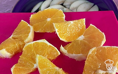 Апельсин очищаем, нарезаем большими кусочками. Добавляем в кастрюлю.