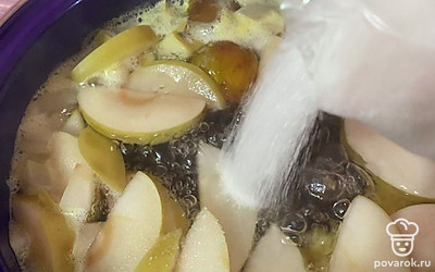 Добавляем сахар. Варим 5 минут.