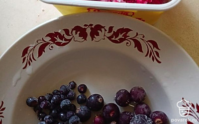 Приготовить ингредиенты, достать замороженные ягоды: малина, черника. Сахар.