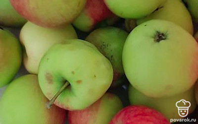 Чистим яблоки, заливаем водой.