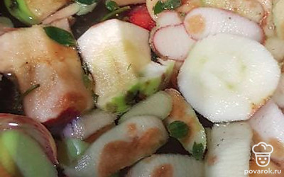 Когда закипит, добавляем сахар, варим минут 10.