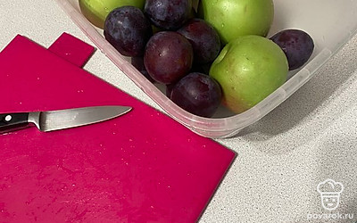 Фрукты хорошо промываем водой.