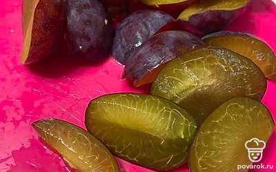 Сливы нарезаем дольками.