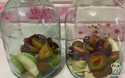 Добавляем в банку. Складываем фрукты одинаково, заполняя 1/3 часть банки.