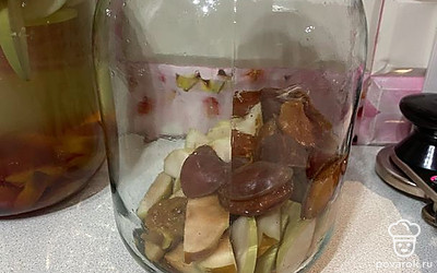 Сливаем компот в кастрюлю, кипятим. Добавляем сахар.