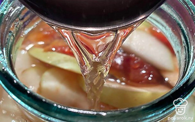 Заливаем сироп в банки. Закатываем.