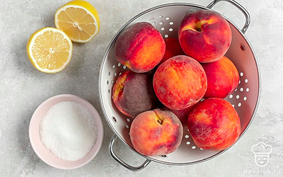 Персики вымойте под проточной водой, обсушите на бумажных полотенцах. При желании разрежьте плоды пополам, извлеките из них косточки. Заранее подготовьте стерилизованные банки, металлические крышки и закаточный ключ. Вскипятите воду.