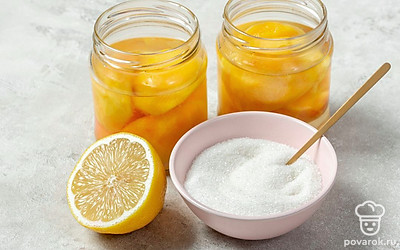 Подготовьте основу для компота. На дно подготовленных емкостей уложите фрукты, они должны занимать приблизительно 2/3 объема. В горячей воде разведите сахарный песок, добавьте столовую ложку лимонного сока, хорошо перемешайте. Полученный сироп влейте в банки с персиками так, чтобы он доходил до плечиков сосуда.