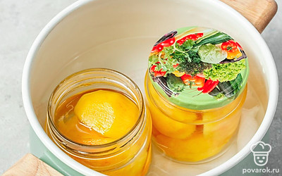 Доведите компот до готовности. На дно широкой и глубокой кастрюли уложите ровным слоем льняное полотенце или салфетку, расставьте банки с компотом так, чтобы они не соприкасались друг с другом. Влейте в емкость теплую воду наполовину объема, прикройте банки крышками и отправьте стерилизоваться. Держите на тихом огне приблизительно 20-30 минут.