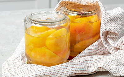 Подготовьте персиковый компот к хранению на зиму. По истечении указанного времени закройте банки с компотом, переверните вверх дном, укутайте и оставьте до полного остывания.