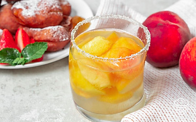 Персиковый компот на зиму до употребления рекомендуется хранить в подвальном помещении или в холодильнике.